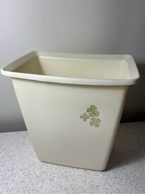 Cream coloured vintage Rubbermaid garbage/trash can (Gold decor)